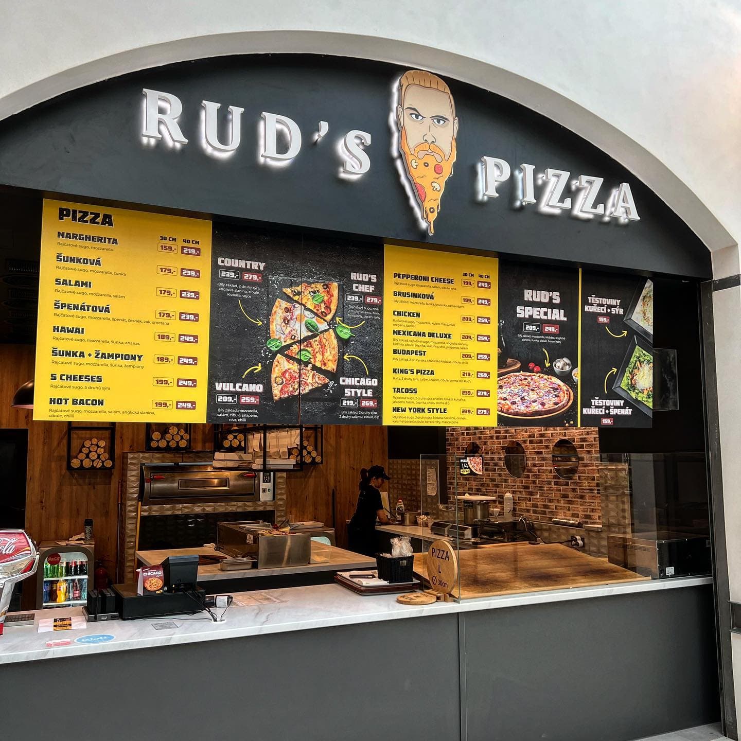 Ukázka interiéru pobočky Rud's Pizza s výdejním pultem